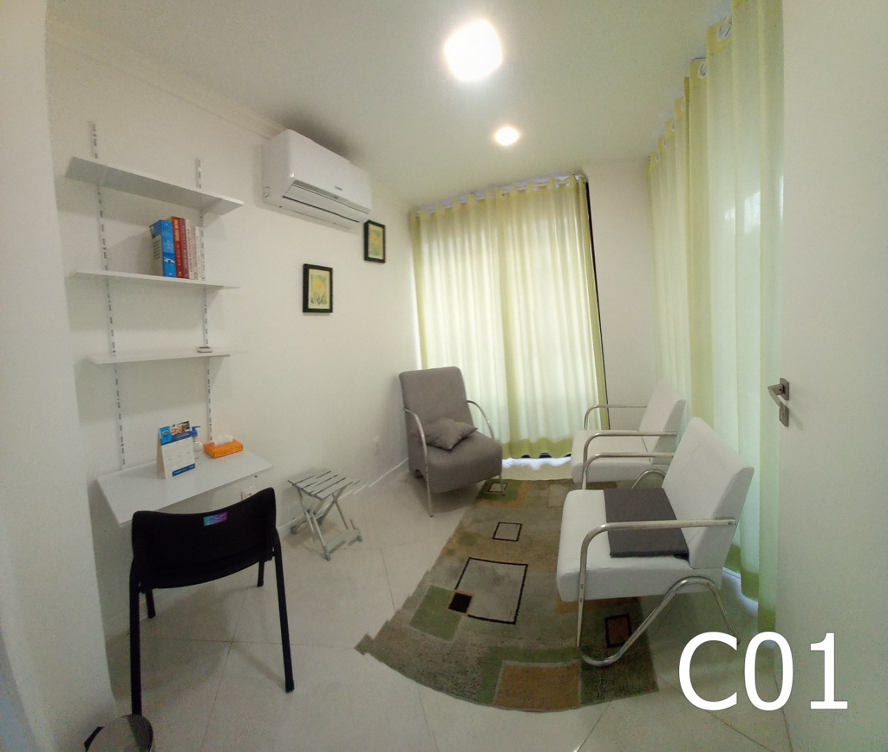 Consultório acolhedor com poltronas e ambiente preparado